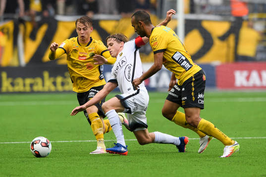 Häckens Rasmus Schuller i kamp med Elfsborgs Simon Hedlund och Issam Jebali