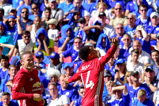 Manchester Uniteds Wayne Rooney och Jesse Lingard jublar efter 0-1