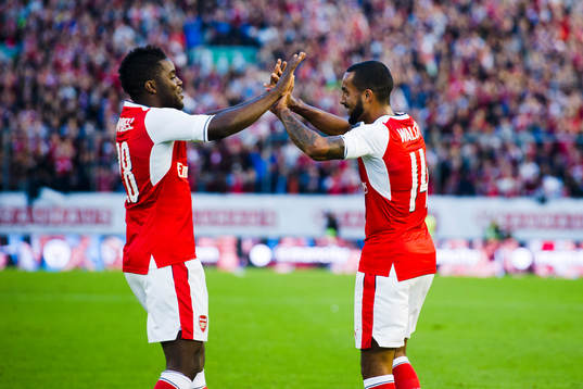 Arsenals Joel Campbell jublar med målskytten till 3-1 Theo Walcott 