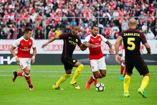 Manchester Citys Fernando Reges och Arsenals Theo Walcott