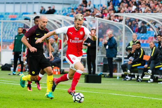 Manchester Citys Pablo Zabaleta jagar Arsenals Aaron Ramsey