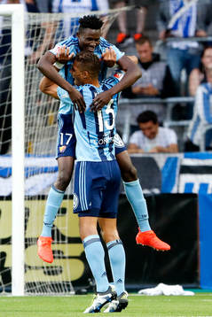 Djurgårdens Michael Olunga och Mathias Ranegie jublar