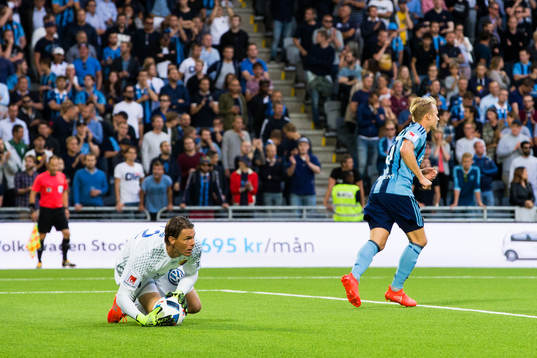 Djurgårdens målvakt Kenneth Høie med bollen