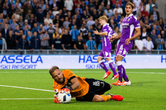 IFK Göteborgs målvakt John Alvbåge tar hand om bollen