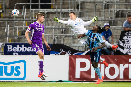 Djurgårdens målvakt Kenneth Høie boxar bort bollen framför IFK Göteborgs Mikael Boman och Djurgårdens Kebba Ceesay
