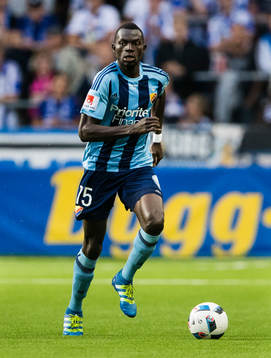 Djurgårdens Omar Colley med bollen