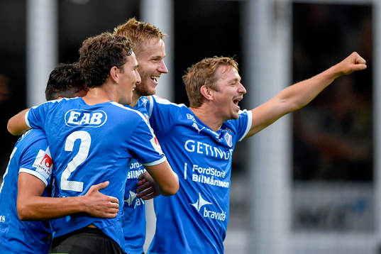 Halmstads Adnan Kojic, Sead Haksabanovic, Alexander Ruud Tveter och Fredrik Olsson jublar efter 1-0 av Ruud Tveter