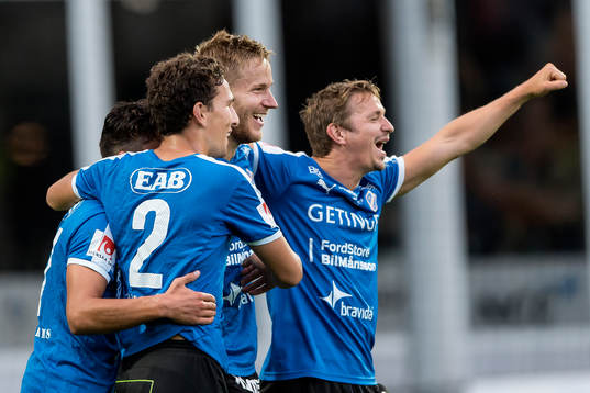 Halmstads Adnan Kojic, Sead Haksabanovic, Alexander Ruud Tveter och Fredrik Olsson jublar efter 1-0
