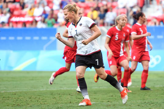Tysklands Melanie Behringer jublar efter att hon gjort 1-0 på straff i fotbollsmatchen mellan Tyskland och Kanada den 9 augusti 2016