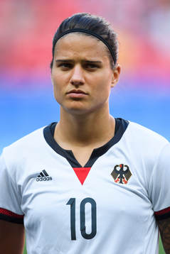 Tysklands Dzsenifer Marozsan vid lineup innan fotbollsmatchen mellan Tyskland och Kanada den 9 augusti 2016