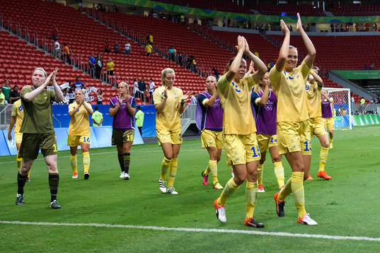 De svenska spelarna tackar publiken efter fotbollsmatchen mellan Kina och Sverige den 9 augusti 2016