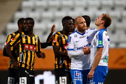 Norrköpings Daniel Sjölund klappar om Marcus Falk Olander