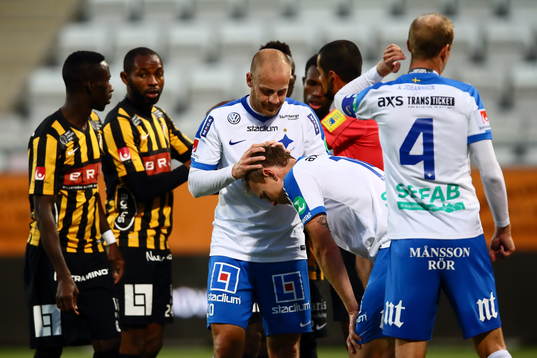 Norrköpings Daniel Sjölund klappar om Marcus Falk Olander