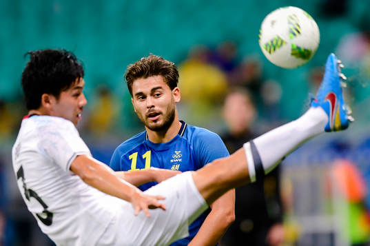 Japans Wataru Endo och Sveriges Astrit Ajdarevic