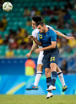 Sveriges Valmir Berisha i nickduell med Japans Wataru Endo