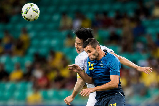 Sveriges Valmir Berisha i nickduell med Japans Wataru Endo