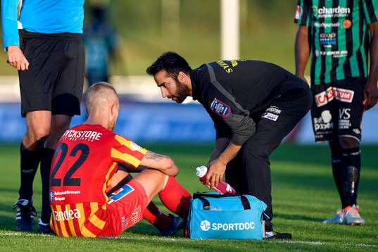 Syrianskas Viktor Wernersson blir skada och tvingas utgåunder fotbollsmatchen i Superettan mellan Varberg och Syrianska den 11 augusti 2016 i Varberg.