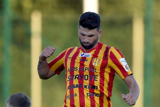 Syrianskas Mattias Mete  jublar efter 0-2 på straff