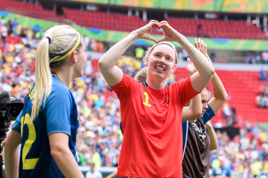 Sveriges målvakt Hedvig Lindahl tackar publiken efter kvartsfinalen i fotboll mellan USA och Sverige den 12 augusti 2016