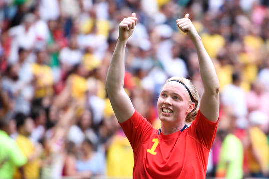 Sveriges målvakt Hedvig Lindahl tackar publiken efter kvartsfinalen i fotboll mellan USA och Sverige den 12 augusti 2016
