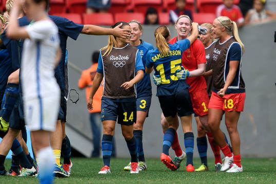 Sveriges målvakt Hedvig Lindahl kramas om av Jessica