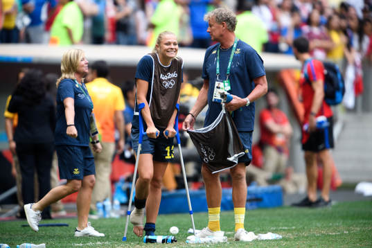 Sveriges Fridolina Rolfö jublar påa kryckor efter kvartsfinalen i fotboll mellan USA och Sverige den 12 augusti 2016
