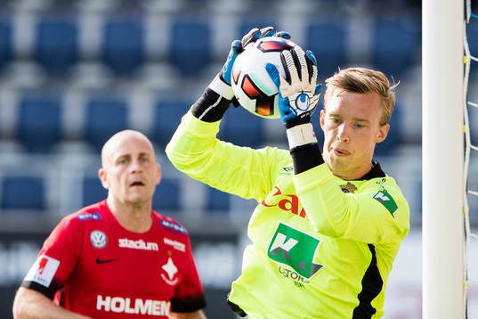 Gefles målvakt Andreas Andersson plockar ner bollen
