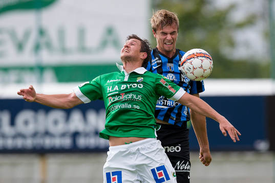 Ljungskiles Hannes Stiller i kamp med Sirius Oscar Pehrsson