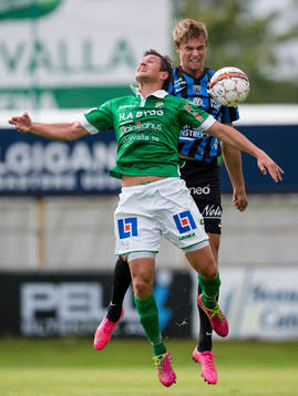Ljungskiles Hannes Stiller i kamp med Sirius Oscar Pehrsson