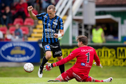 Ljungskiles målvakt August Strömberg försöker ta bollen från Sirius Kim Skoglund