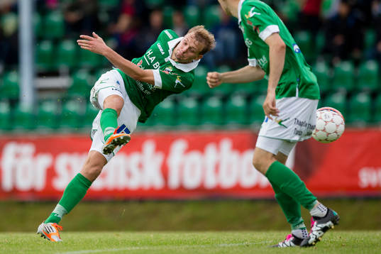 Ljungskiles Jakob Olsson prövar ett skott