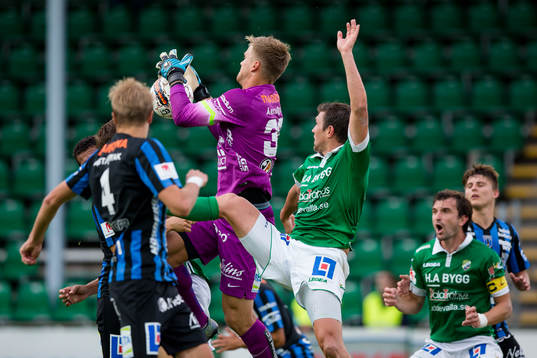 Sirius målvakt Lukas Jonsson tar ned ett inlägg i kamp med Ljungskiles Hannes Stiller