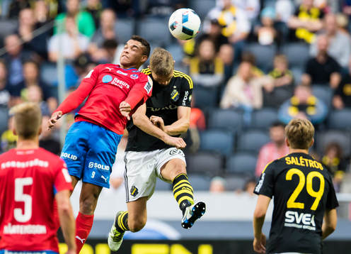 s Jos Hooiveld i kamp om bollen med Helsingborgs Tyrell