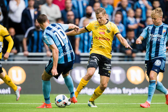 Djurgårdens Marcus Hansson i kamp om bollen med Elfsborgs