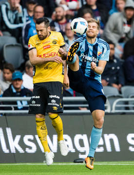 Elfsborgs Emir Bajrami i kamp om bollen med Djurgårdens