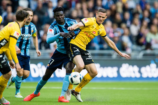 Djurgårdens Michael Olunga i kamp om bollen med Elfsborgs Jon Jönsson