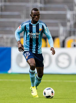 Djurgårdens Omar Colley med bollen