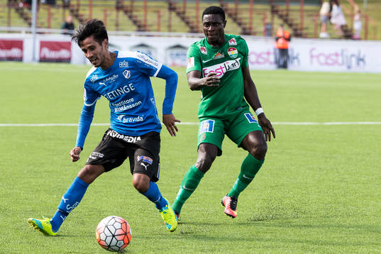Halmstads Antonio Rojas och Dalkurds Imed Louati  i fotbollsmatchen i superettan mellan Dalkurd och Halmstad den 14 augusti 2016 i Borlänge.