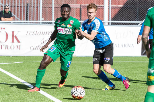 Dalkurds Imed Louati och Halmstads Rebin Asaad  i fotbollsmatchen i superettan mellan Dalkurd och Halmstad den 14 augusti 2016 i Borlänge.