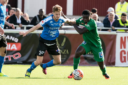 Dalkurds Imed Louati och Halmstads Rebin Asaad  i fotbollsmatchen i superettan mellan Dalkurd och Halmstad den 14 augusti 2016 i Borlänge.