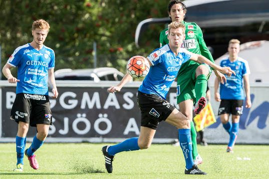 Halmstads Marcus Johansson Dalkurds Predrag Randelovic i fotbollsmatchen i superettan mellan Dalkurd och Halmstad den 14 augusti 2016 i Borlänge.