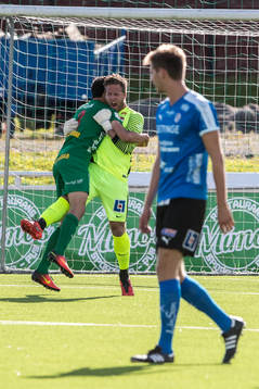 Dalkurds målvakt Frank Pettersson jublar tillsammans med Jesper Nyholm