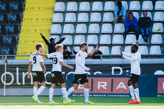 Örebros Martin Broberg gör 0-1 och jublar med Sebastian Ring, Robert Åhman Persson och Michael Junior Omah