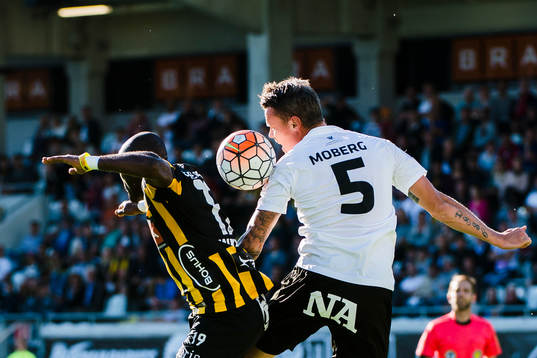 Häckens John Owoeri och Örebros Erik Moberg i nickduell