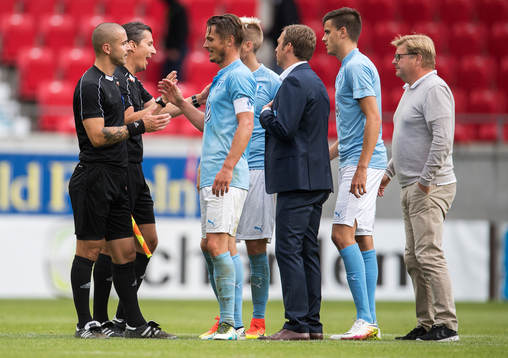 Malmö FFs Markus Rosenberg och tränare Allan Kuhn samt Kalmars tränare Peter Swärdh pratade med domarna