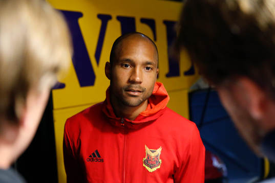 Östersunds målvakt Aly Keita blir intervjuad