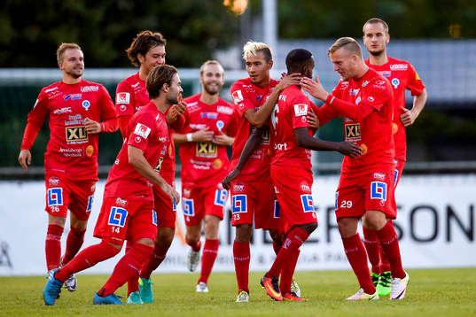 Åtvidabergs Ammar Ahmed jublar med lagkamraterna