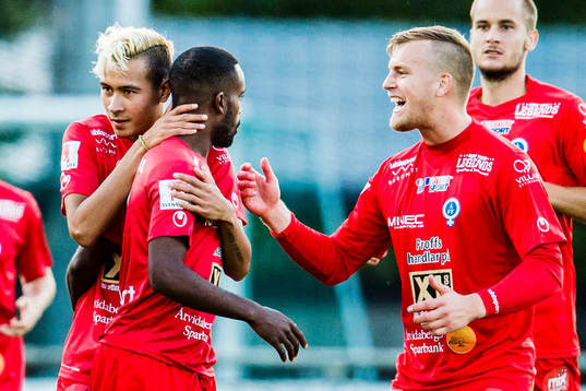 Åtvidabergs Ammar Ahmed jublar med lagkamrater