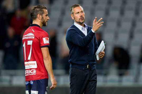 Örgrytes Björn Anklev i samspråk med tränare Marcus Lantz