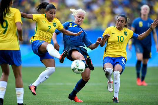Brasiliens Debora och Marta och Sveriges Caroline Seger